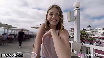 Cô Nàng Tuổi Teen Thủ Dâm Lồn Trước Mặt Mọi Người