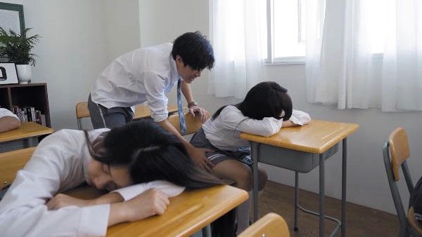 Lén Lút địt Em Lớp Trưởng Ngoan Hiền Dâm đãng Ngay Trong Lớp Học