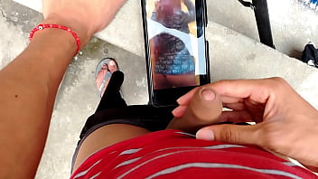 Trong Sân Vườn Vừa Xem Clip Bạn Cởi đồ Vừa Xuất Tinh Bằng Cây Cặc Khổng Lồ